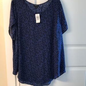 Torrid blouse NWT size 3. Keyhole neck detail